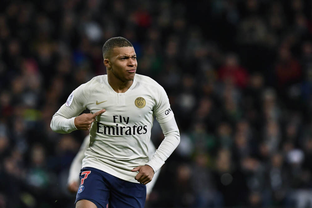 幻方量化50%收益奇迹：AI学霸天团如何碾压散户生存空间？